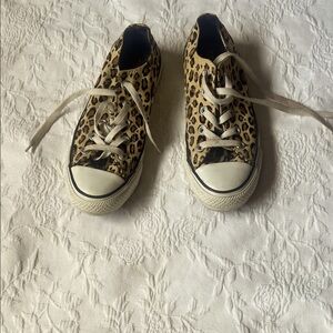 Converse leopard print low tops size 4m 6 worms